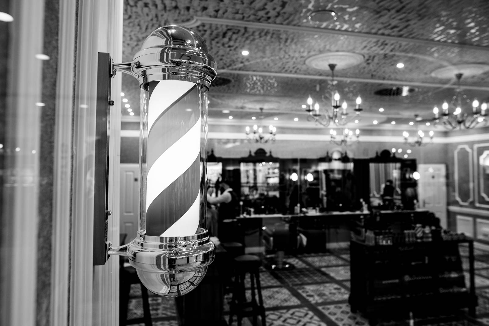 Klassischer Barber-Pole am Salon-Eingang