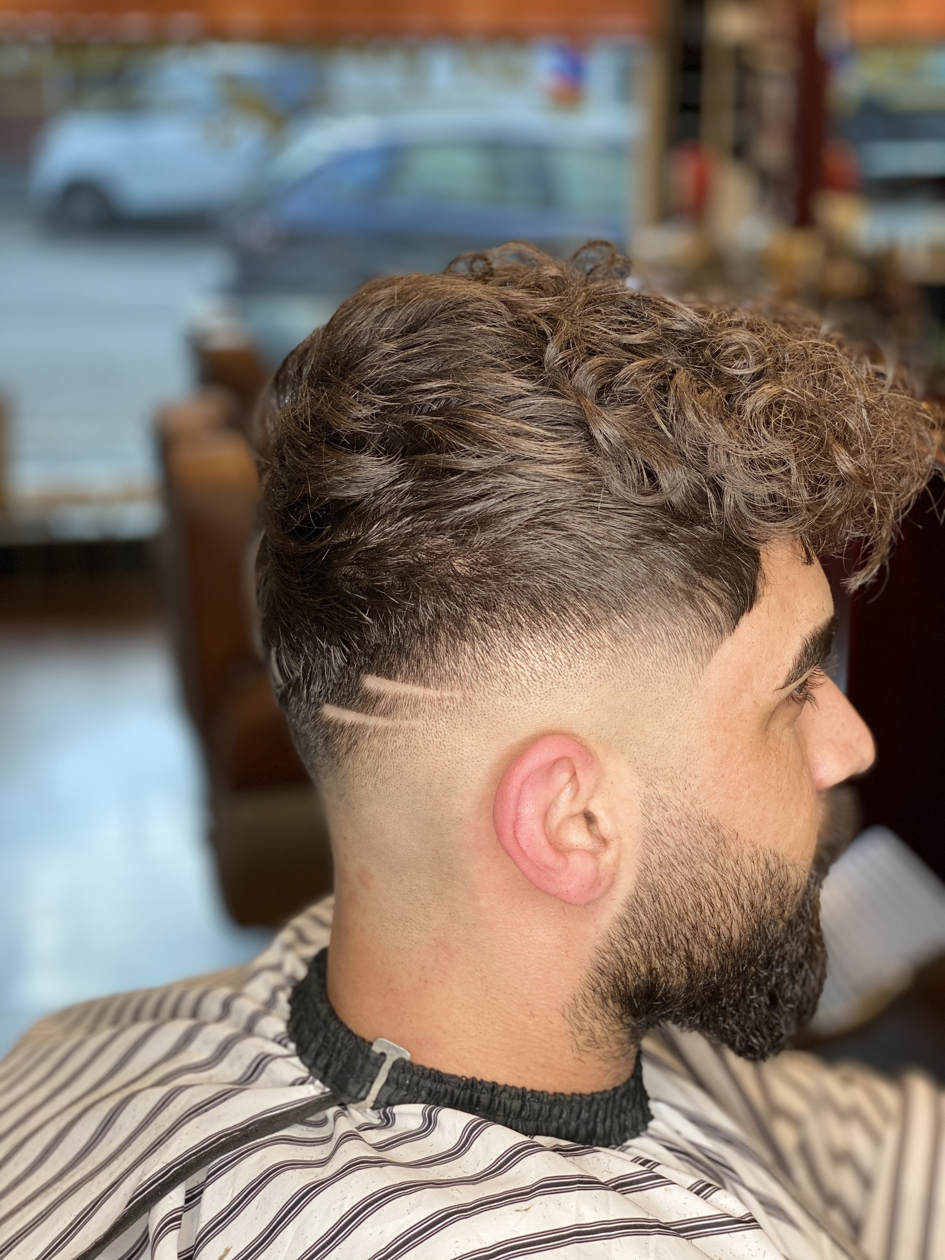 Frische Curly-Top-Frisur mit Fade
