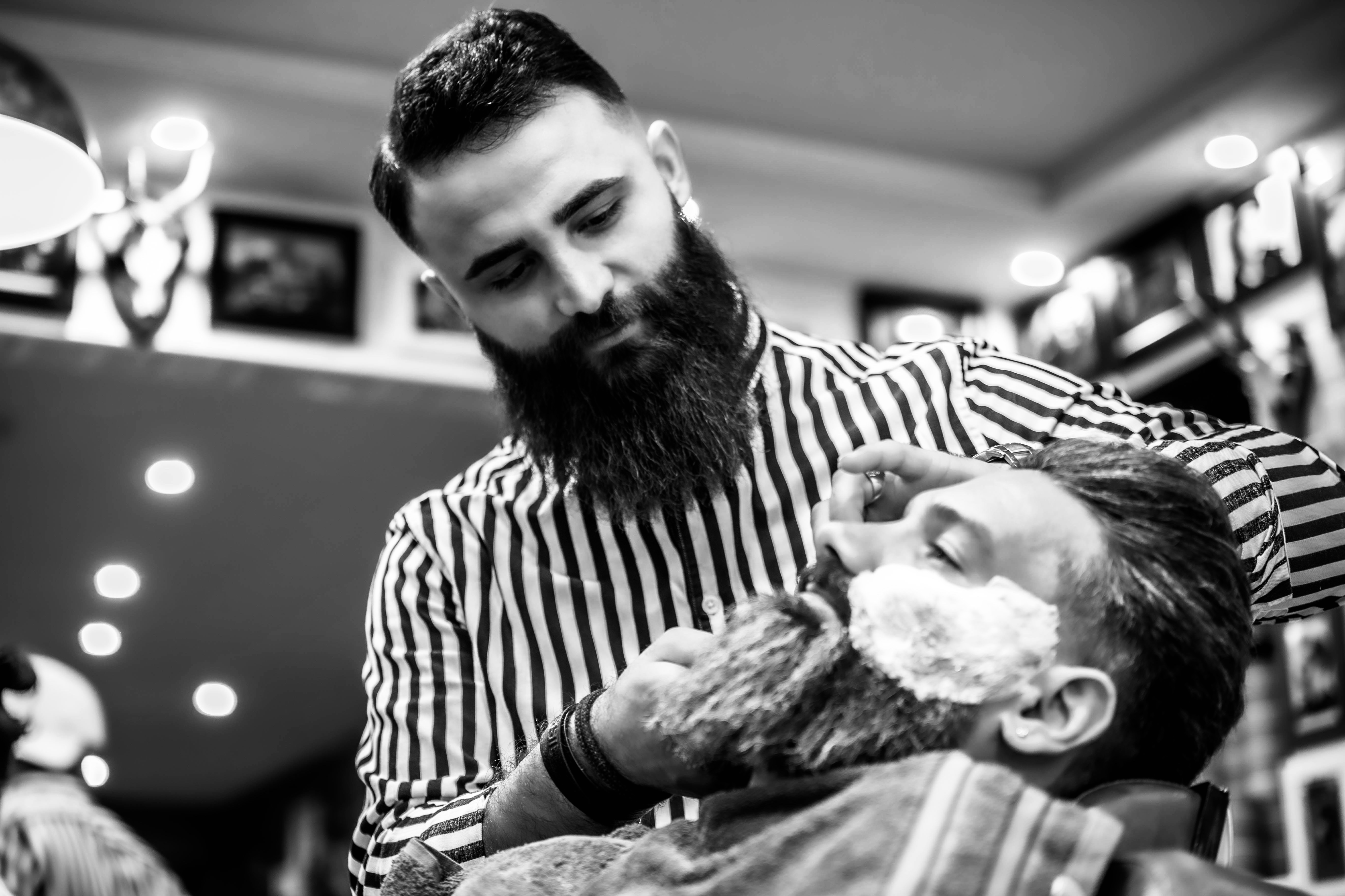 Bartrasur mit Schaum durch erfahrenen Barbier