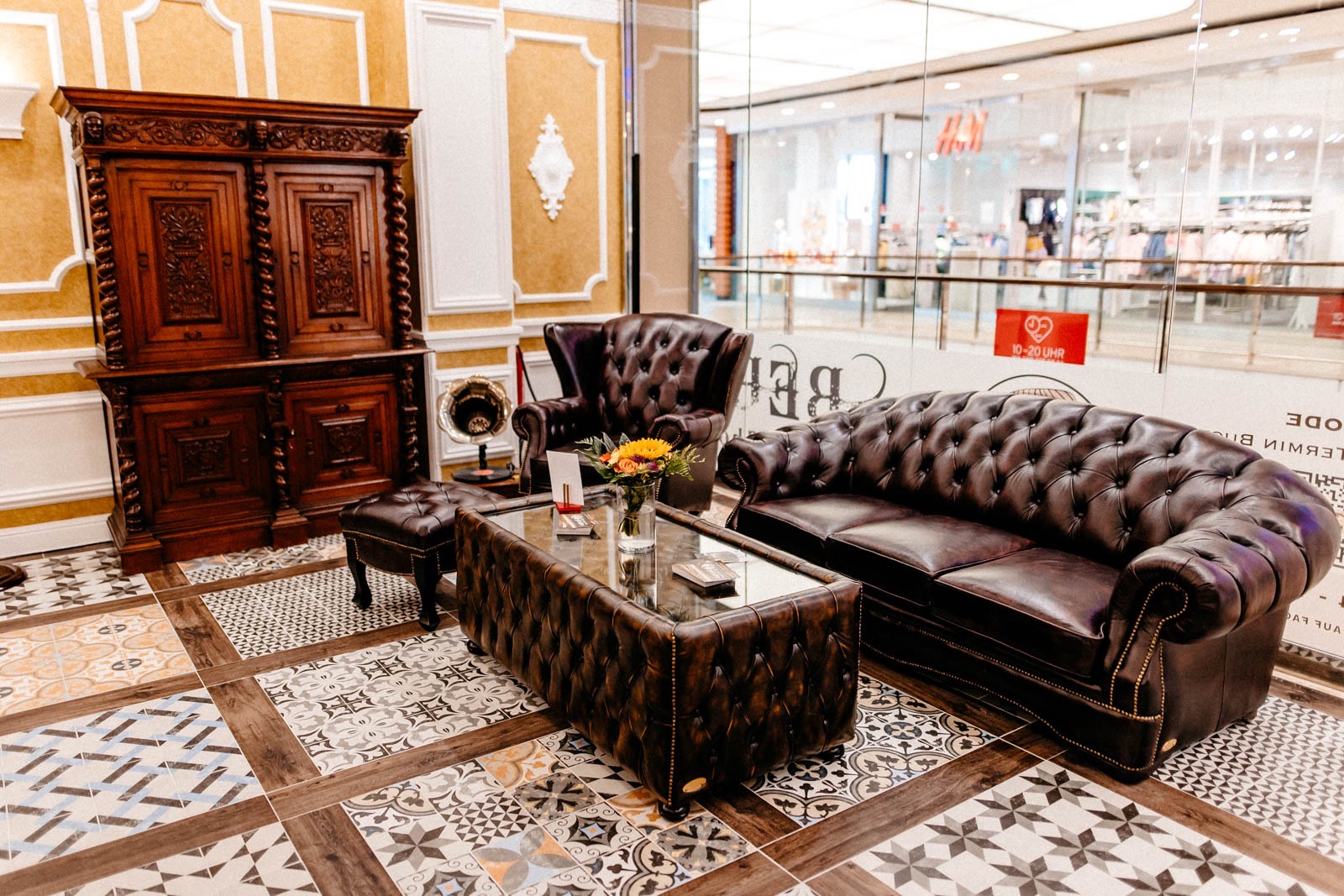 Warte-Lounge mit Chesterfield-Sofa
