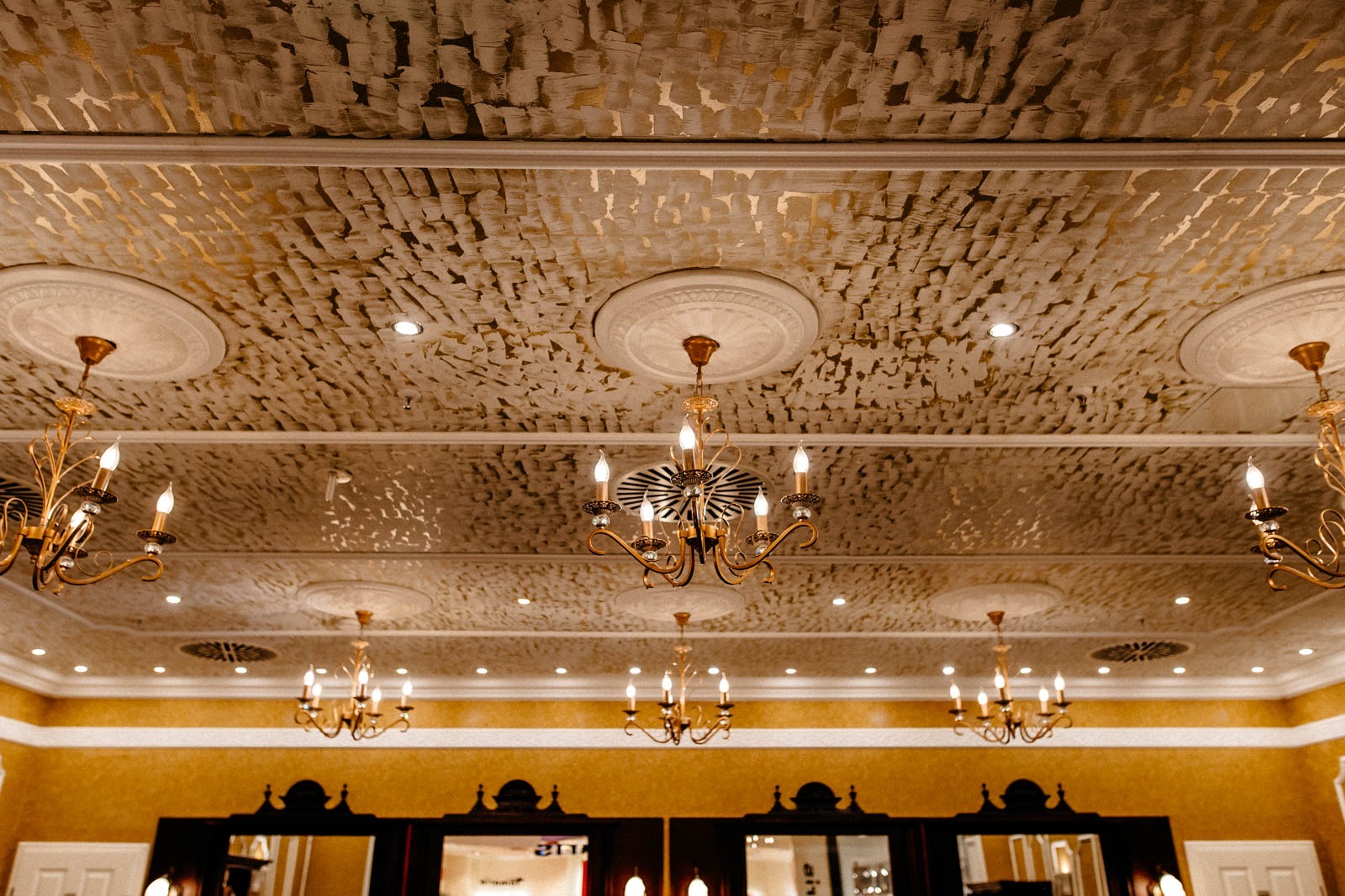 Prunkvolle Salondecke mit Kronleuchtern